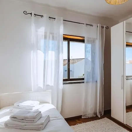 Casa Do Patio - 3 Bedrooms, Ponte Rol *