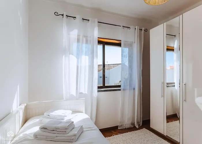 Casa Do Patio - 3 Bedrooms, Ponte Rol *